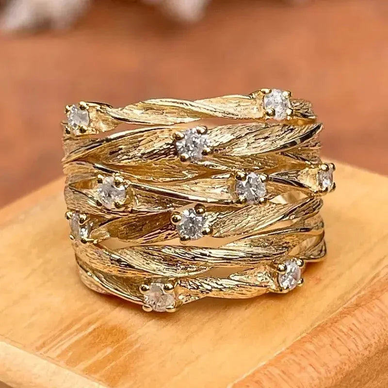 Sibila | Anillo ancho de líneas entrelazadas con circonitas