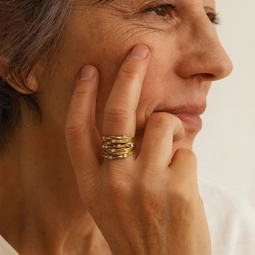 Sibila | Anillo ancho de líneas entrelazadas con circonitas