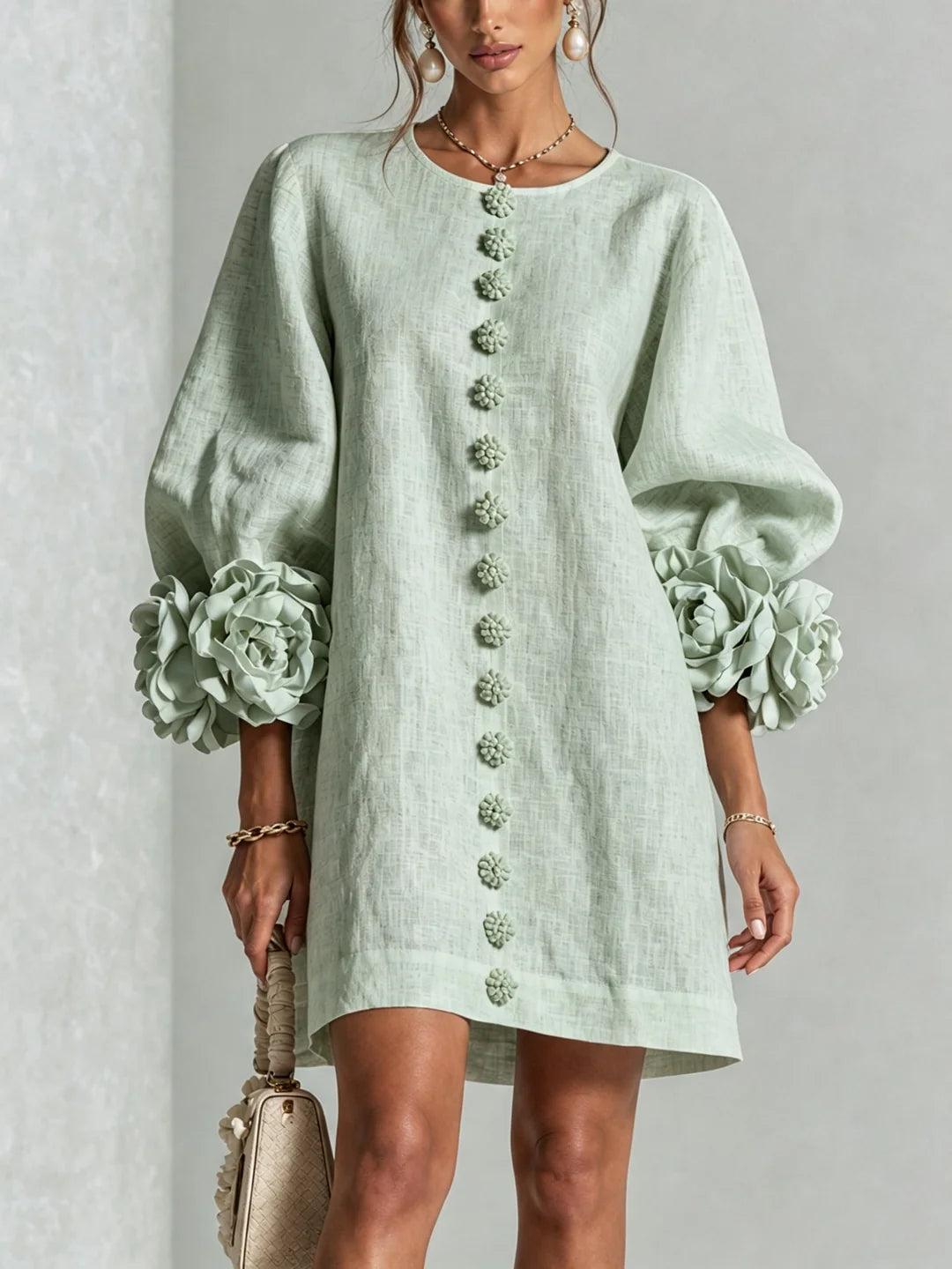 Bianca | Vestido mini de lino con flores en las mangas
