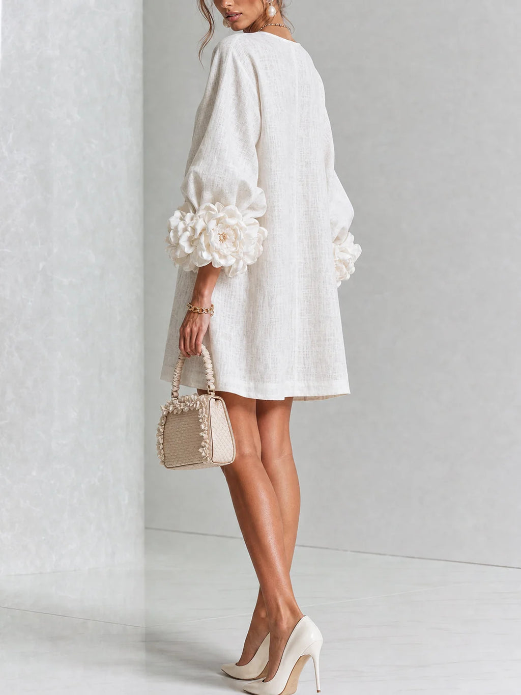 Bianca | Vestido mini de lino con flores en las mangas