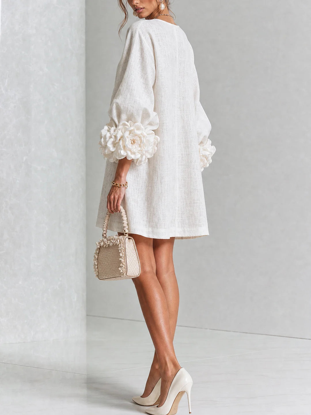 Bianca | Vestido mini de lino con flores en las mangas